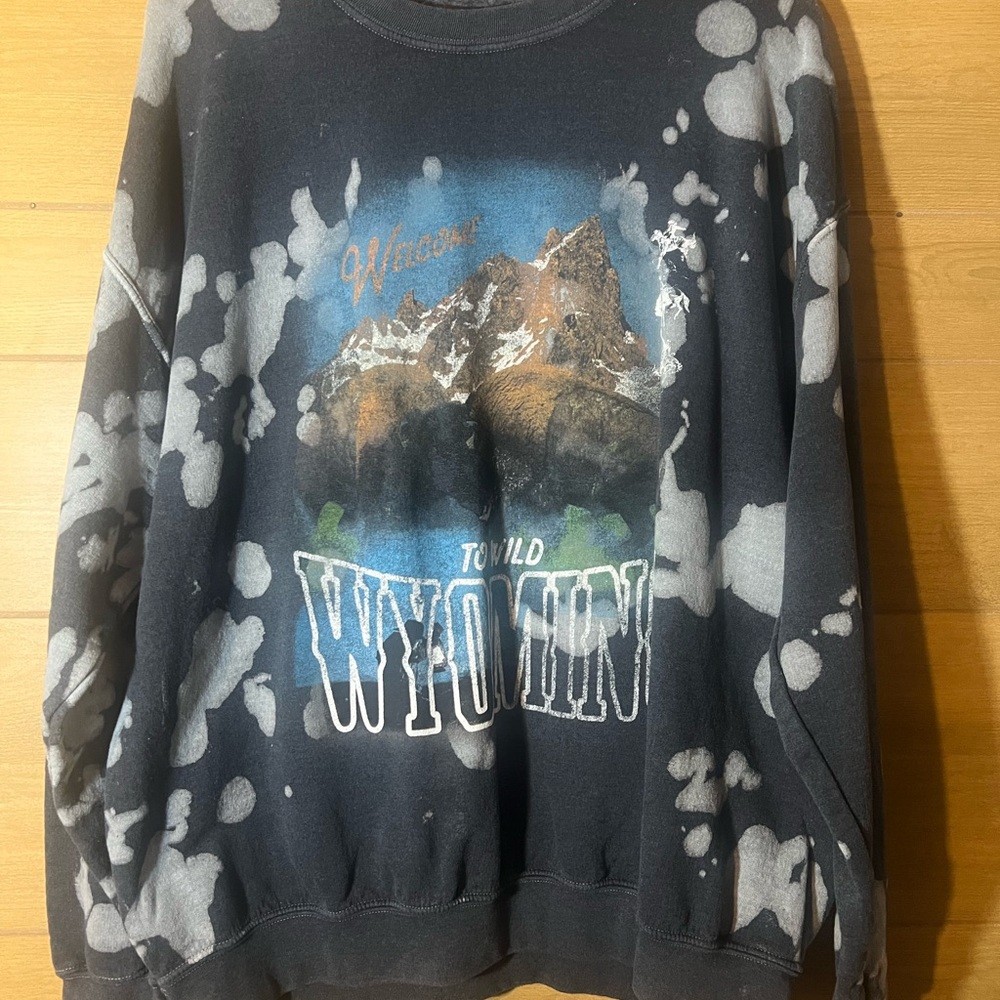 PacSun Men’s Large Black and Gray Wyoming Graphic Crewneck Sweater